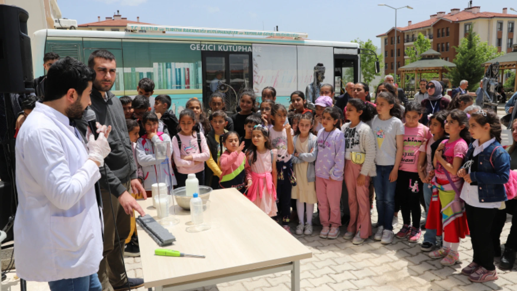Baskil'de Depremzede Çocuklar İçin Bilim Şenliği Düzenlendi