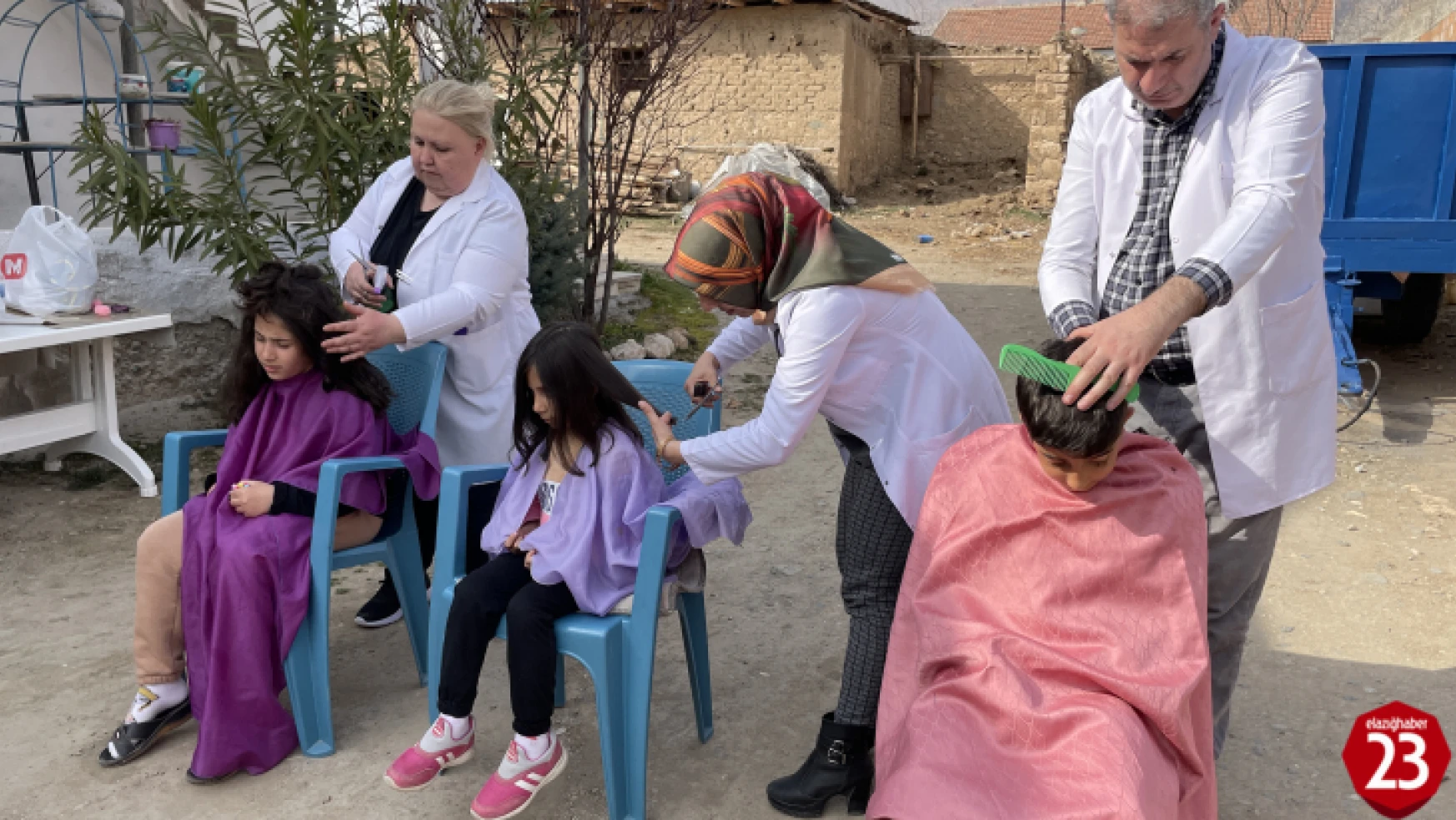 Baskil'de Gönüllü Berber ve Kuaförler Depremzedelerin Saç Bakımını Yapıyor