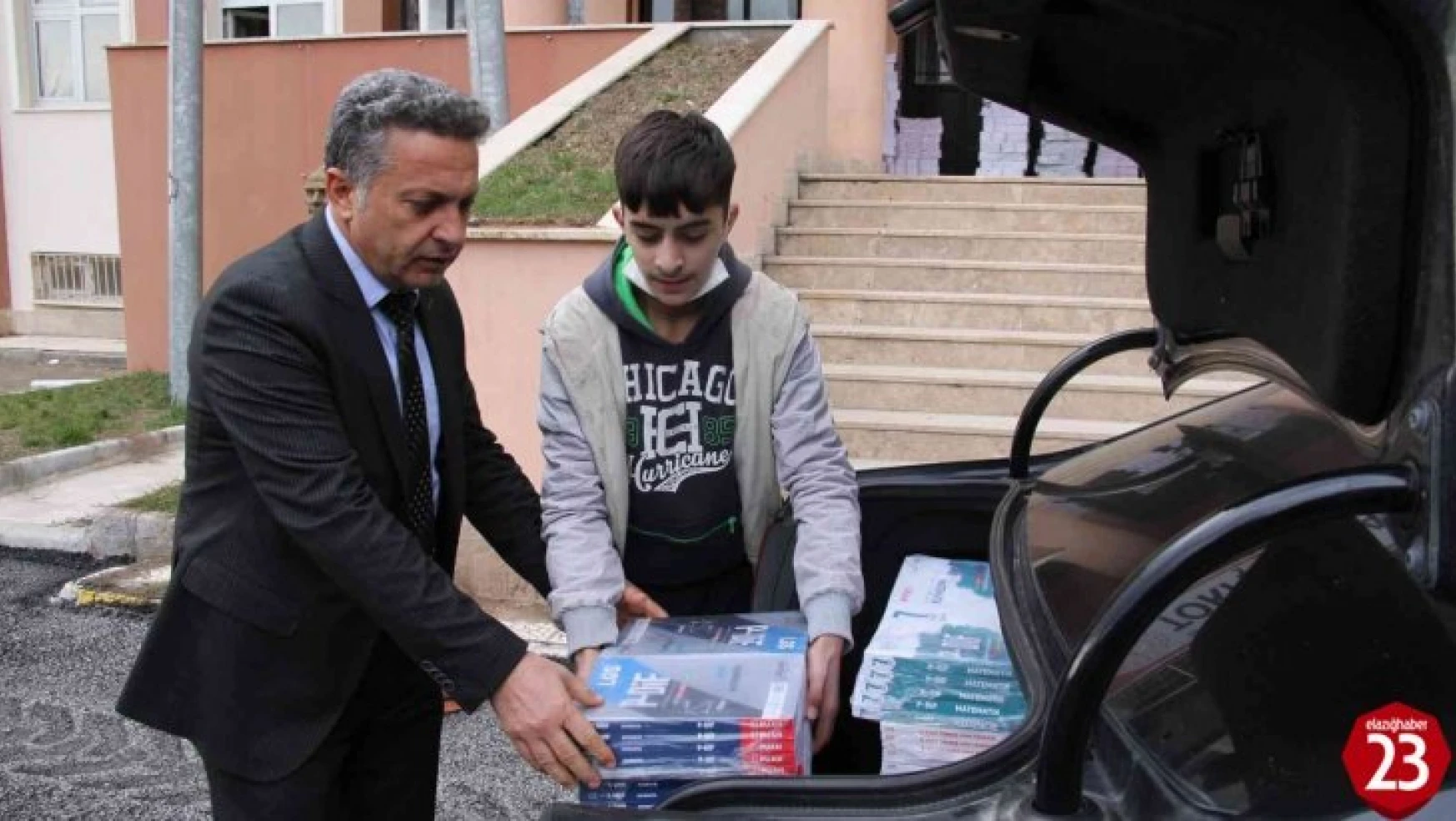 Belediye başkanı öğrenciler için makam aracıyla köy köy gezip kitap dağıtıyor