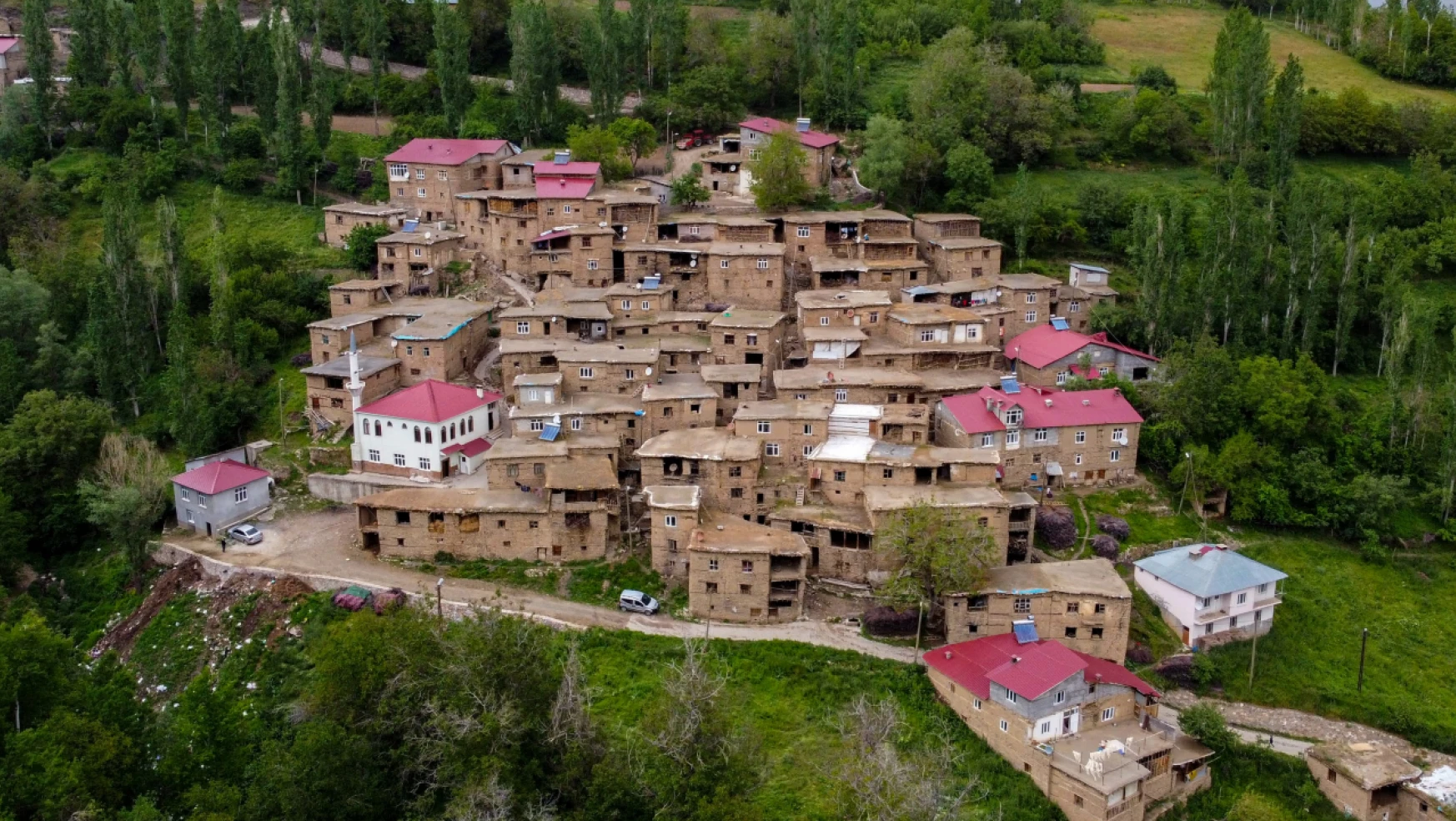 Bitlis'teki Tarihi Taş Evler Doğaseverlerin Gözde Rotalarından Biri Oldu