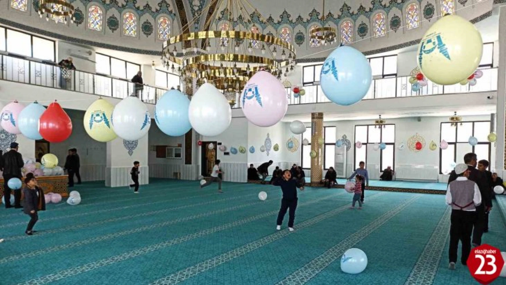 Elazığ'da Cami, Çocuklar İçin Balonlarla Süslendi