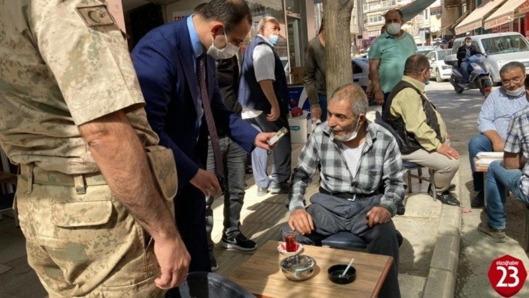 Covid-19 denetiminde Vali Yardımcısı Abbasoğlu, bir kişiye sigarayı bıraktırdı