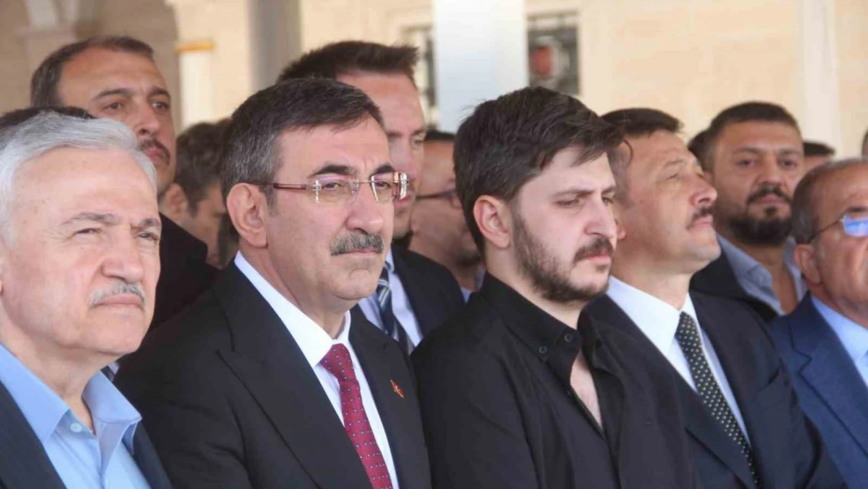 Cumhurbaşkanı Yardımcısı Yılmaz, AK Parti eski milletvekilinin cenazesine katıldı