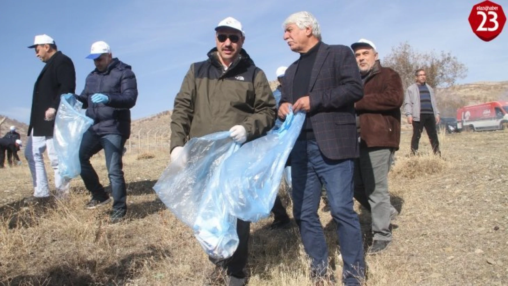Daha Temiz Hazar Gölü için Vali, beraberindekilerle çöp topladı
