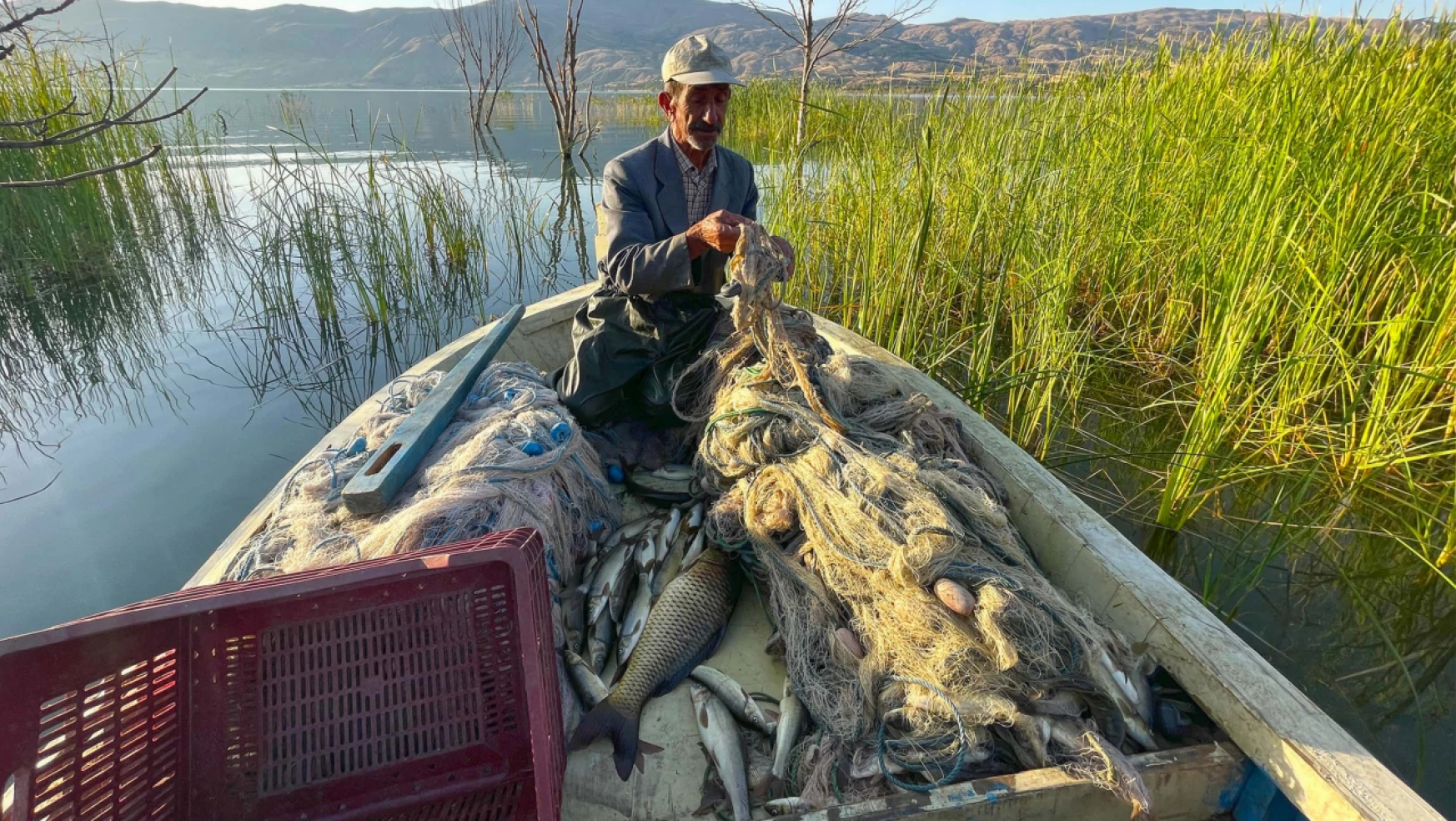 Denizsiz Kentin Balıkçı Çifti Ekmeğini Hazar Gölü'nden Çıkarıyor