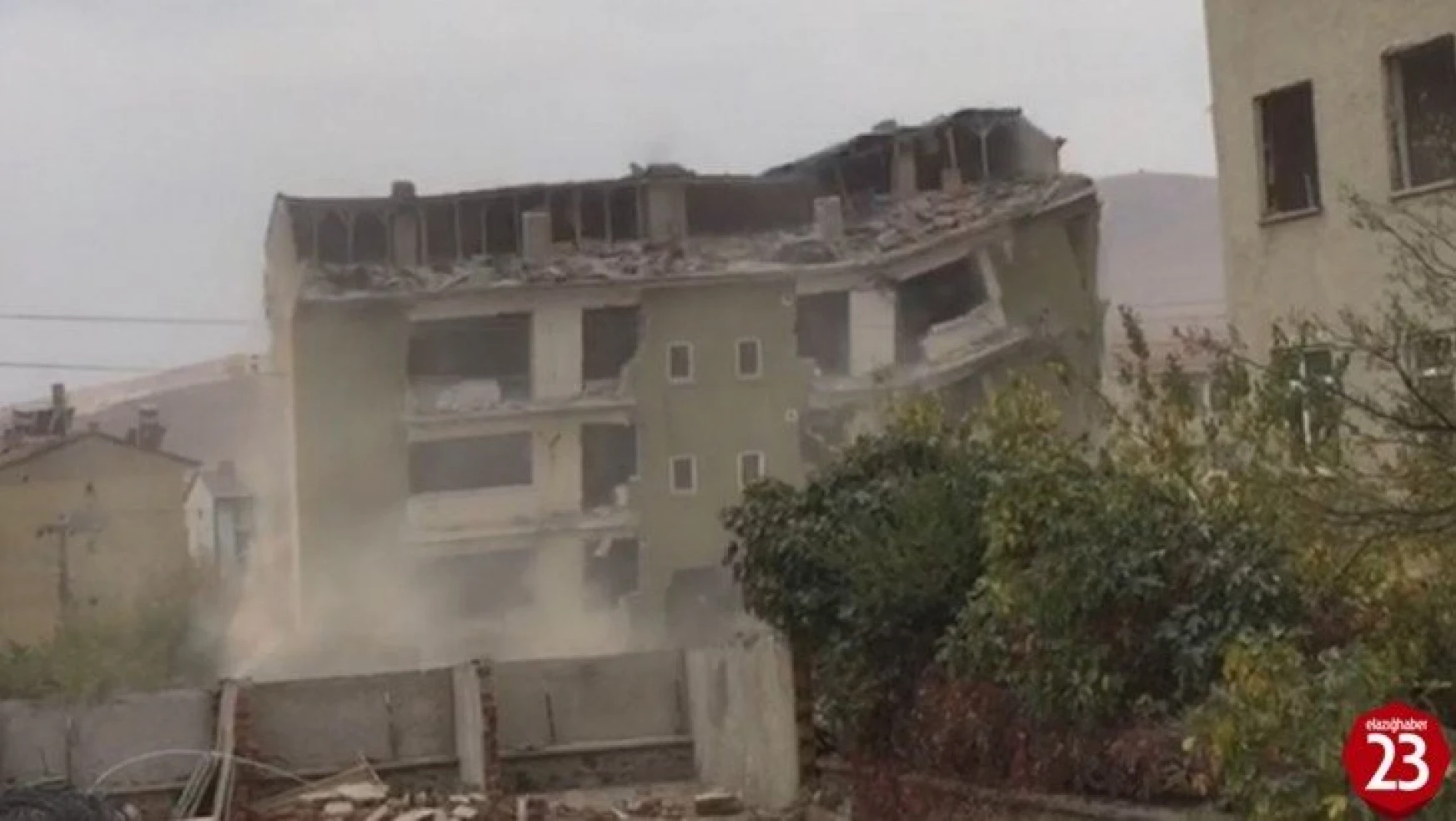 Deprem bölgesi Elazığ'da binalar böyle yıkıldı