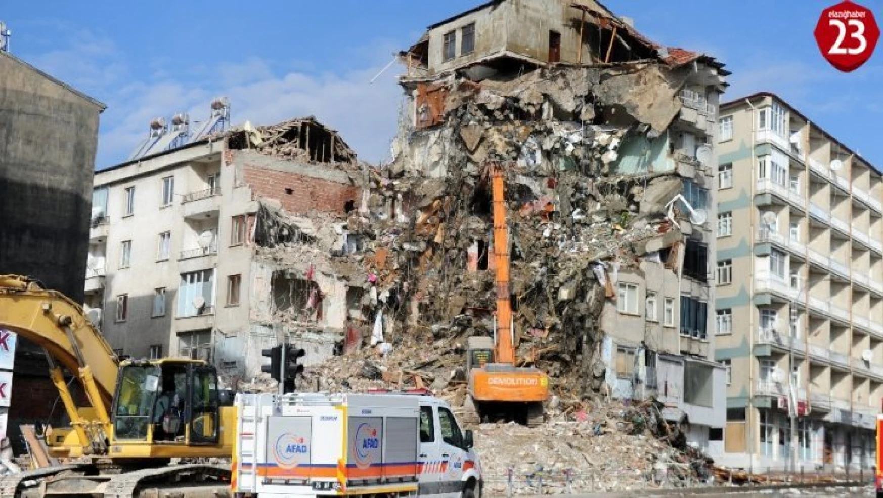 Depremde ağır hasar gören binalar kontrollü olarak yıkılıyor