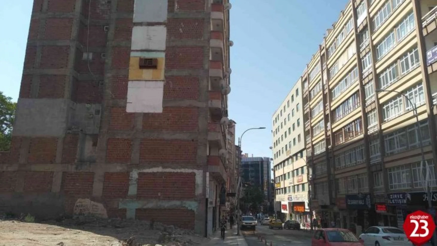 Depremde yıkılan binanın yanındaki apartmanda asılı kalan dolap kuşlara yuva oldu