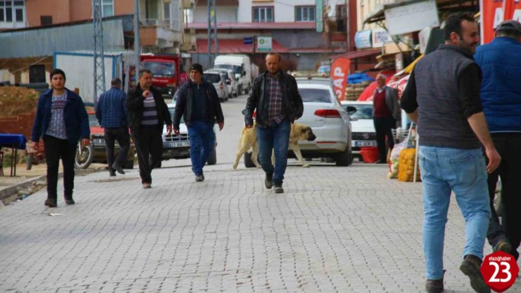 Depremin Ardından Vatandaşlar Elazığ'ın Baskil İlçesine Akın Etti