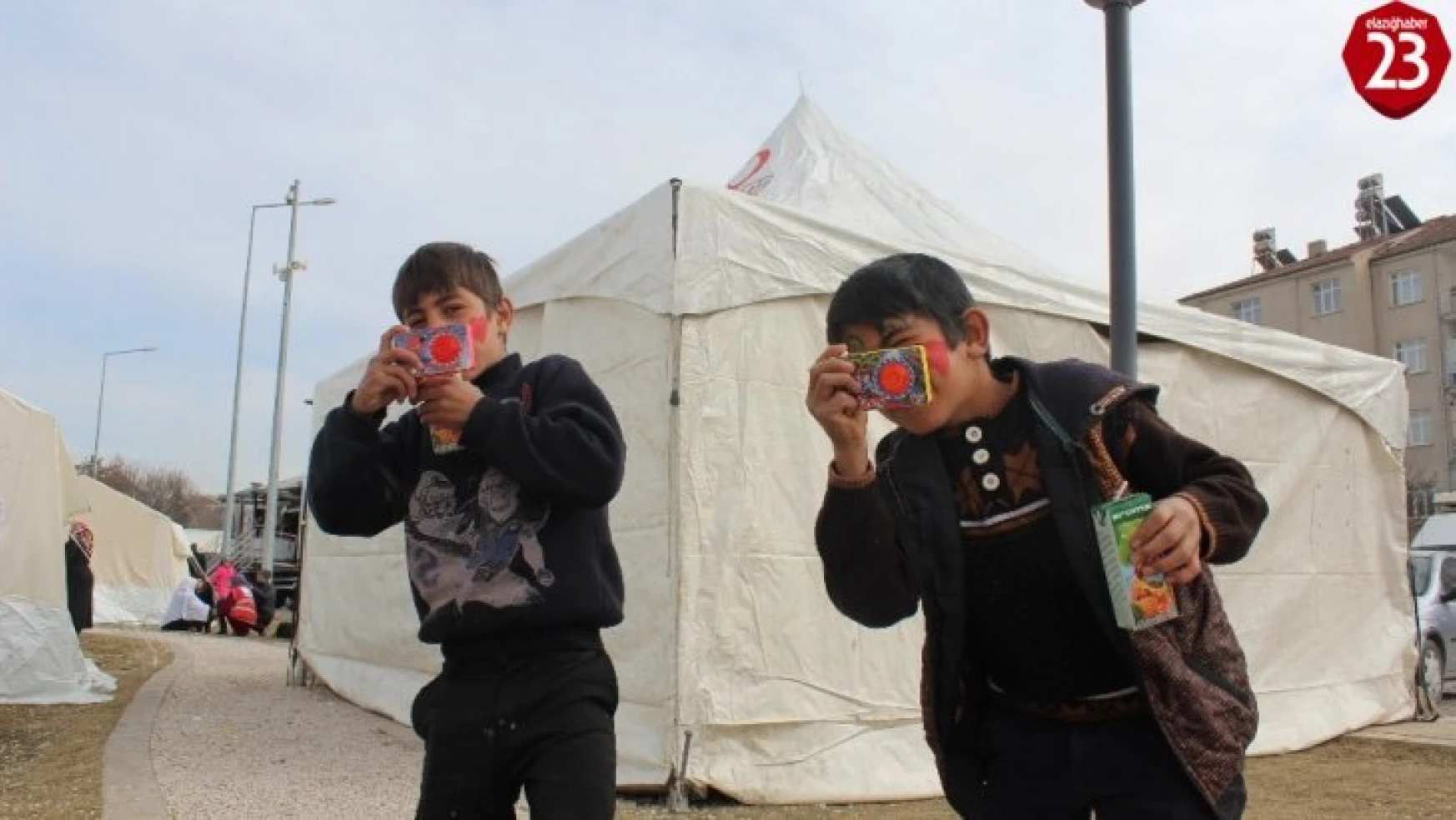 Depremin vurduğu Elazığ'da, çocukların çadır kentlerde yaşamı