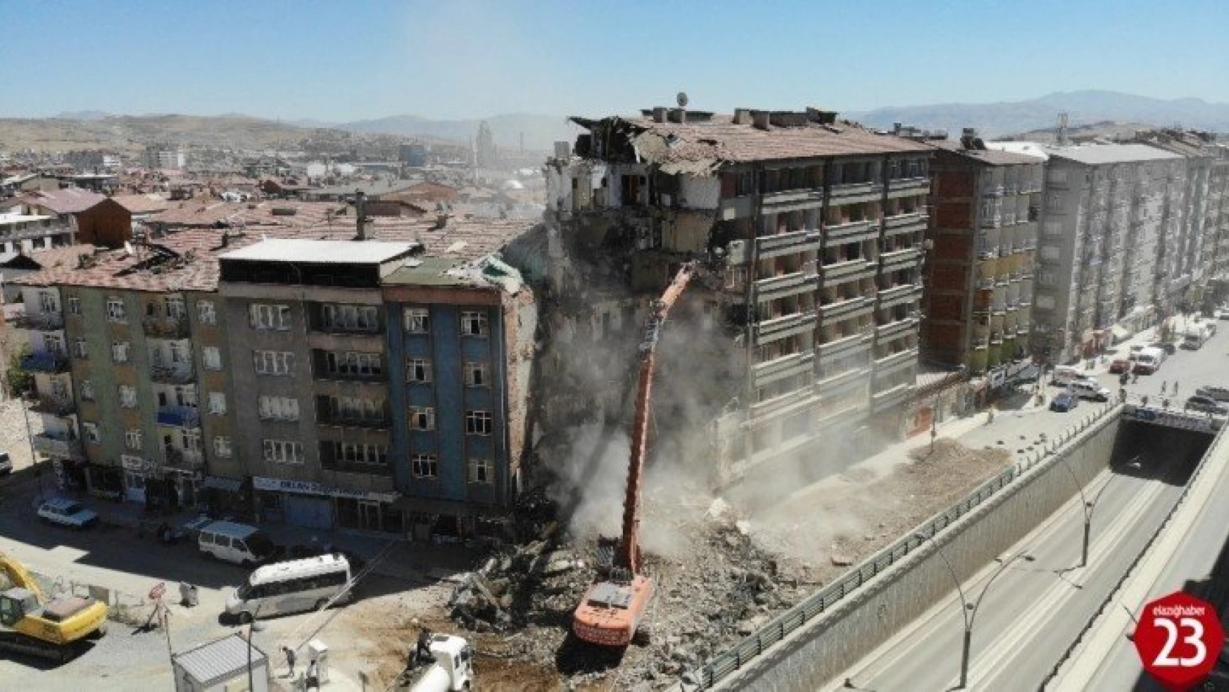 Depremin vurduğu Elazığ'da yıkımlar hızlandırıldı, 16 noktada çalışma başladı