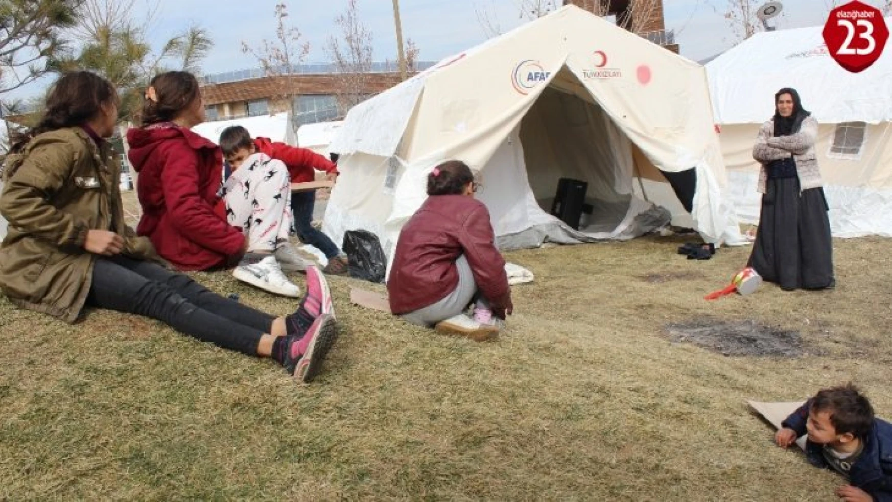 Depremzede anne, 6 çocukla çadırda hayata tutundu