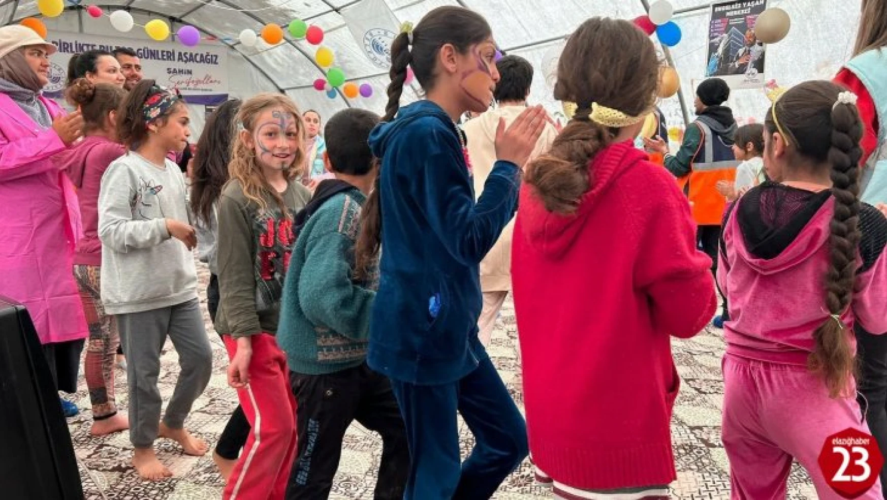 Elazığ'da Depremzede Çocuklar, Oyun Çadırında Eğleniyor
