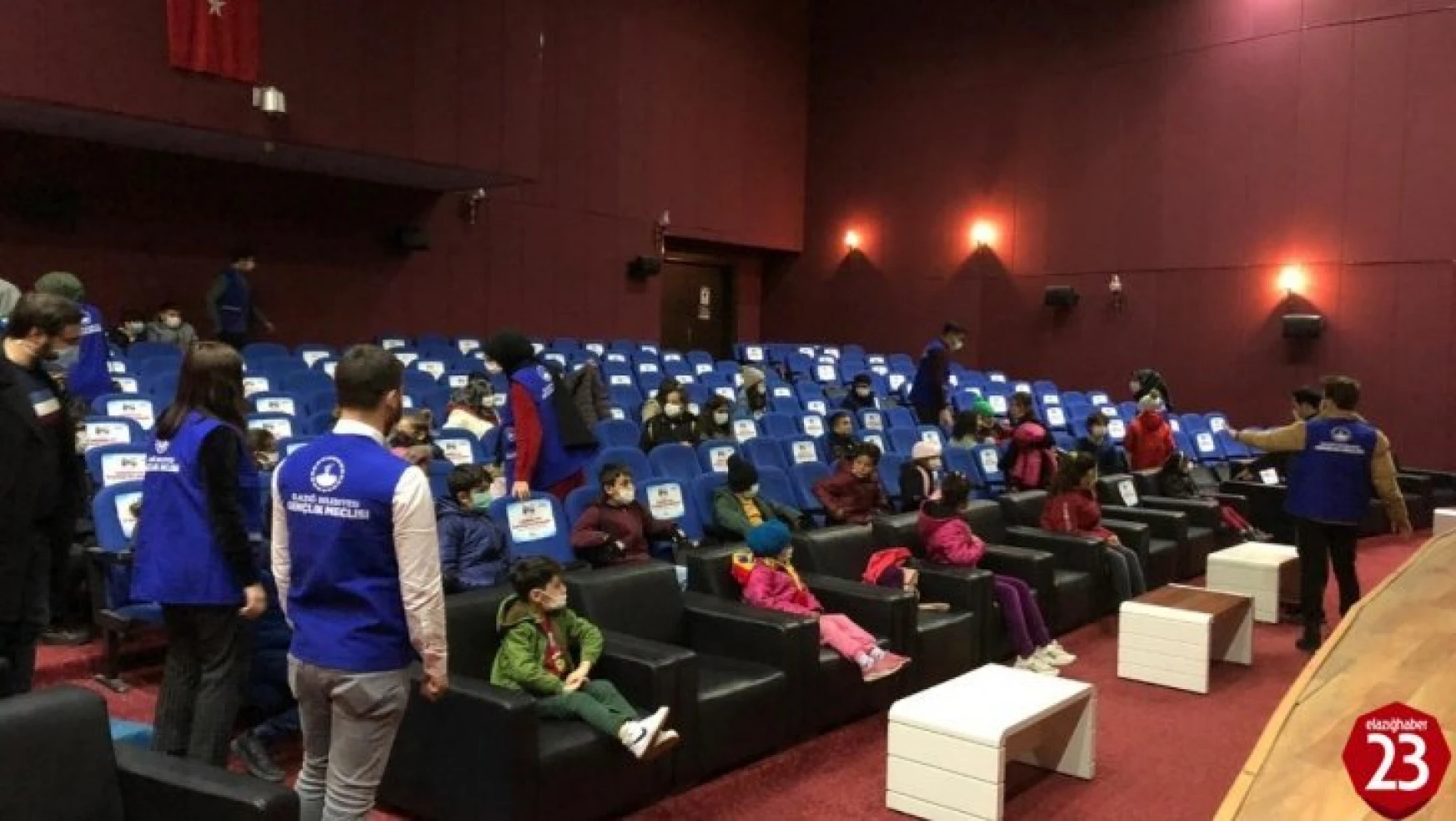 Depremzede çocuklar sinema keyfi yaşadı