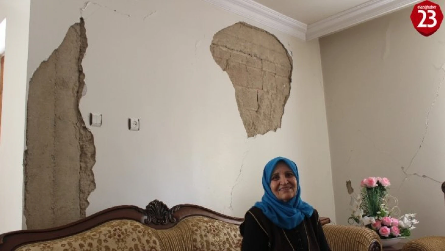 Depremzede evi hasarlı olmasına rağmen 'evde kal' çağrısına uyuyor