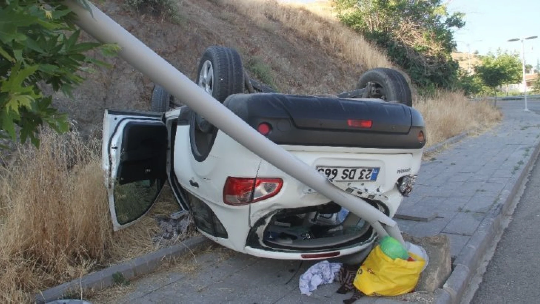 Harput Yolunda Direğe Çarpan Otomobil Ters Döndü, 5 Yaralı