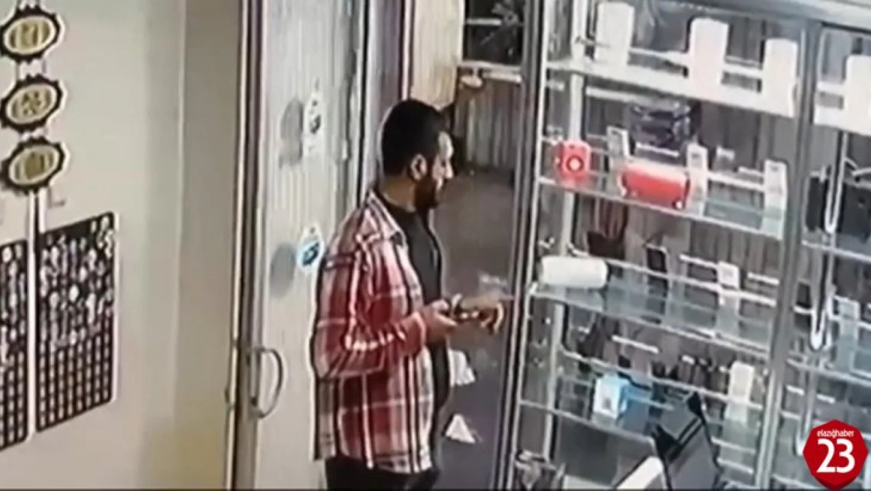 Dükkanda Kimsenin Olmadığı Anlayan Hırsız, Vitrindeki Telefonu Çaldı