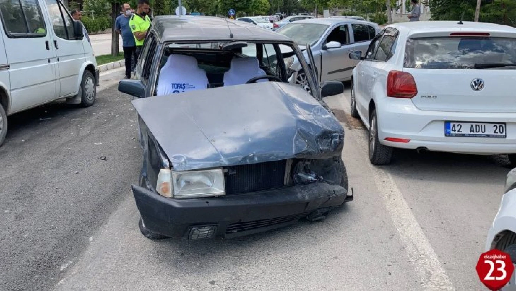 Ehliyetsiz Sürücü 2 Otomobile Çarptı, 2 Kişiyi Yaraladı
