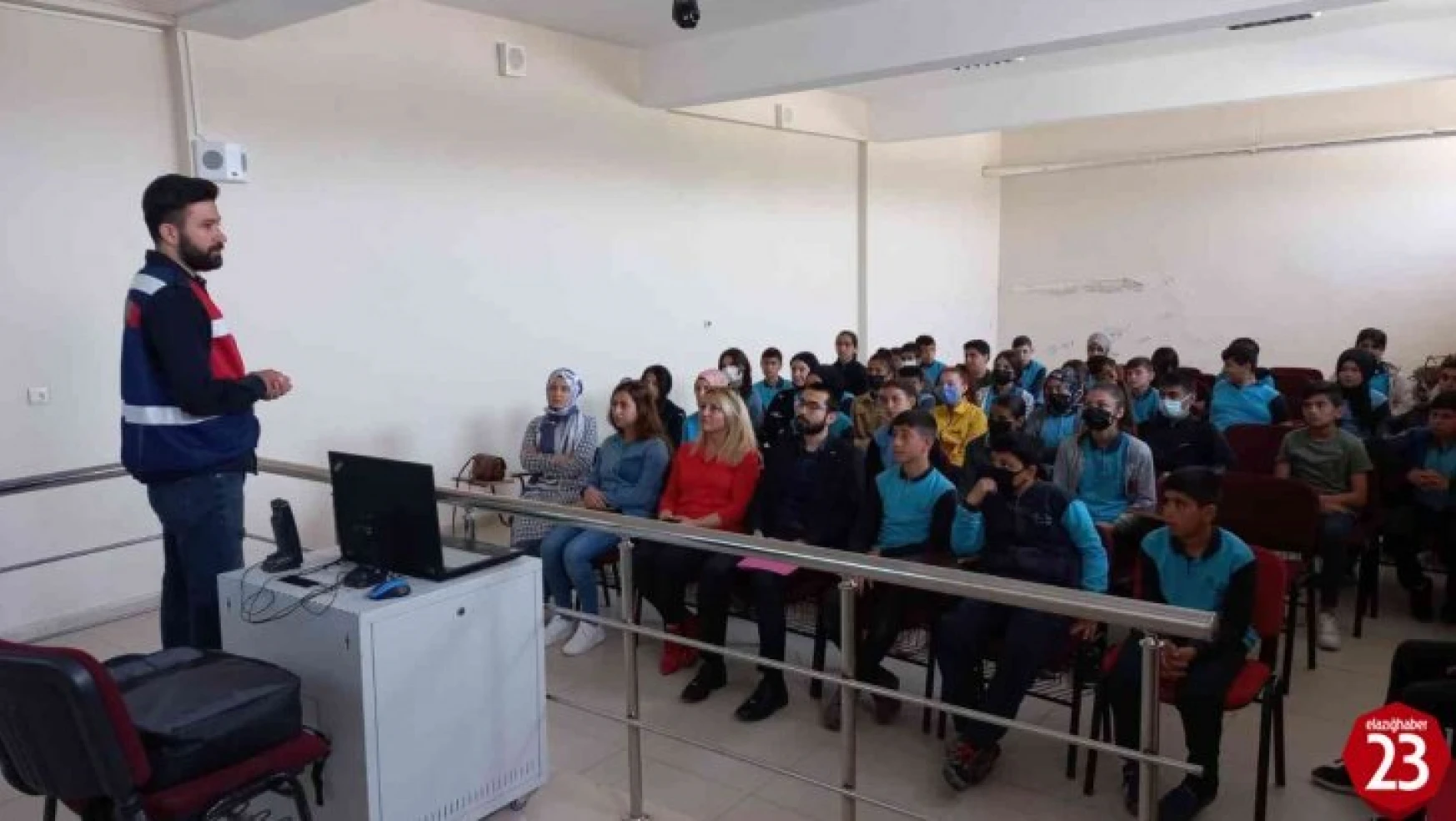 Elazığ 'da 11 okuldan 670 öğrenci ve 39 öğretmene siber farkındalık eğitimi verildi