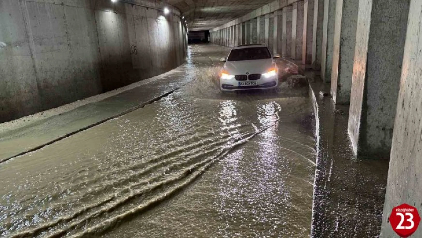 Elazığ'da Şiddetli Yağış Rögarlar Taştı, Alt Geçitleri Su Bastı