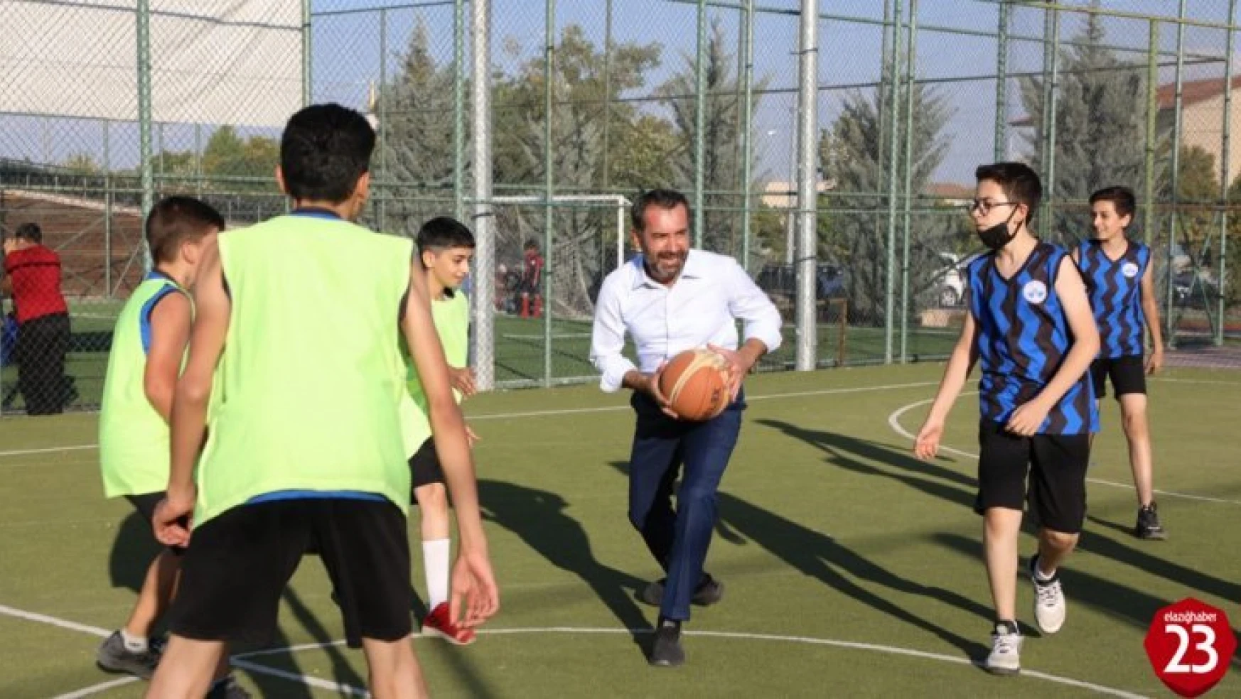 Elazığ Belediye Başkanı Şerifoğulları miniklerle maç yaptı
