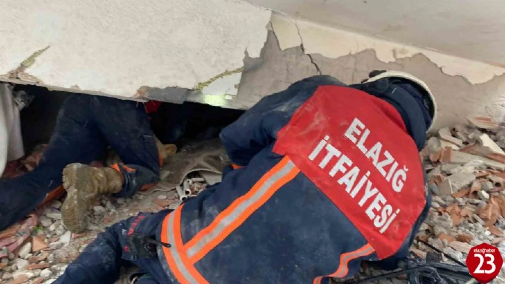 Elazığ Belediyesi itfaiye ekipleri, deprem bölgesinde