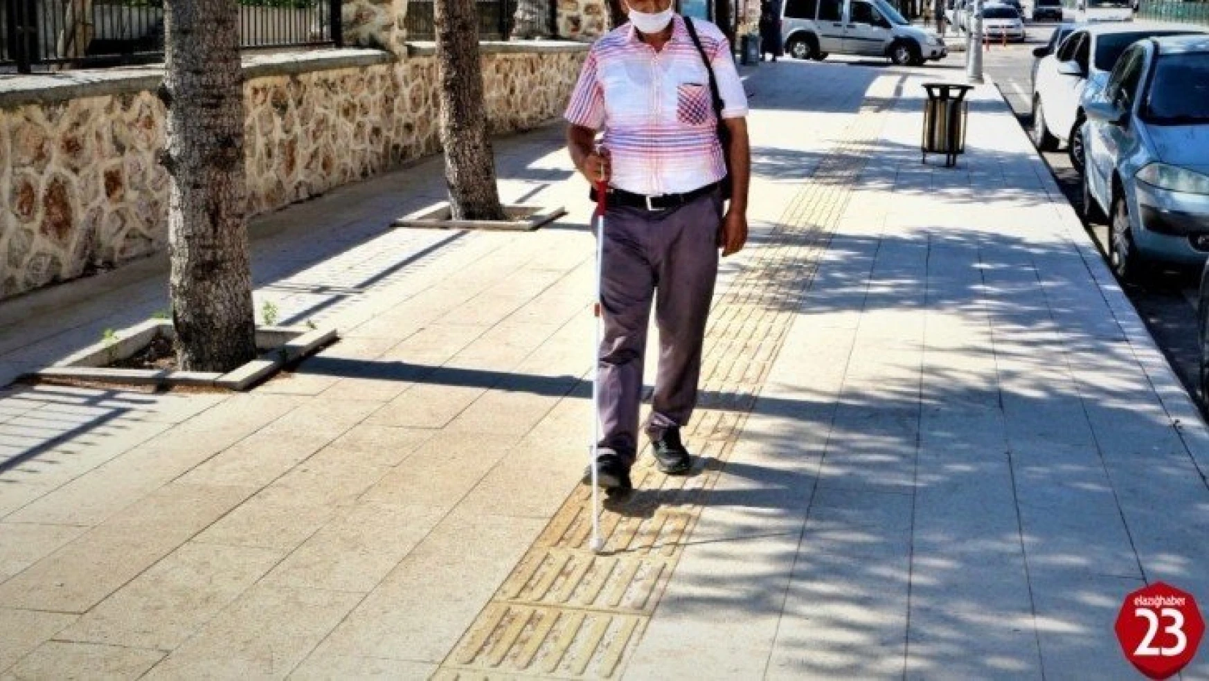 Elazığ'da  kaldırımlar, görme engelliler için uygun hale getiriliyor