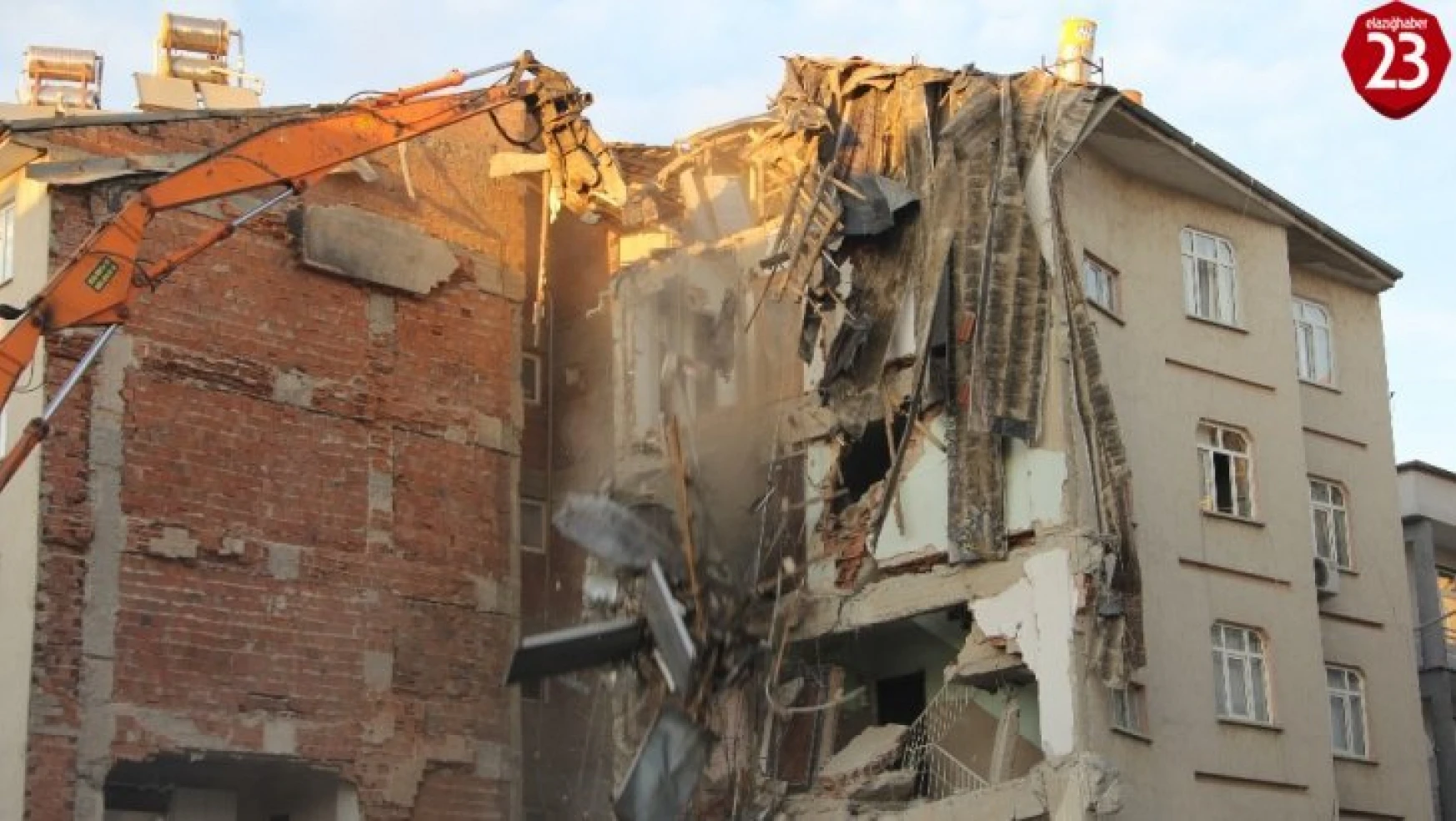 Elazığ'da 11 kişinin öldüğü 2 binanın enkazı kaldırılıyor