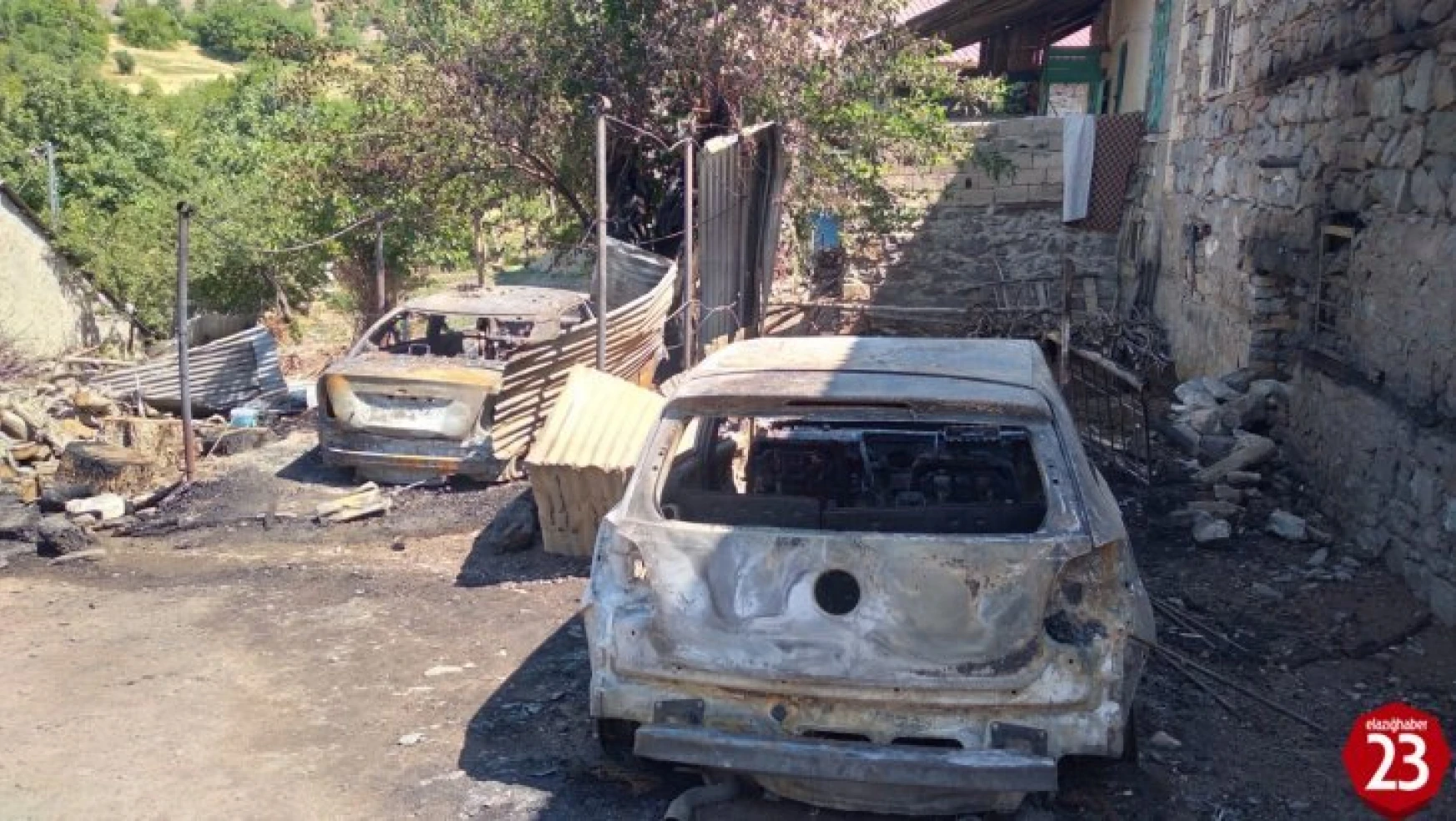 Alacakaya'da Korkutan Yangın, 2 Araç ve 1 Ev Yangında Kül Oldu