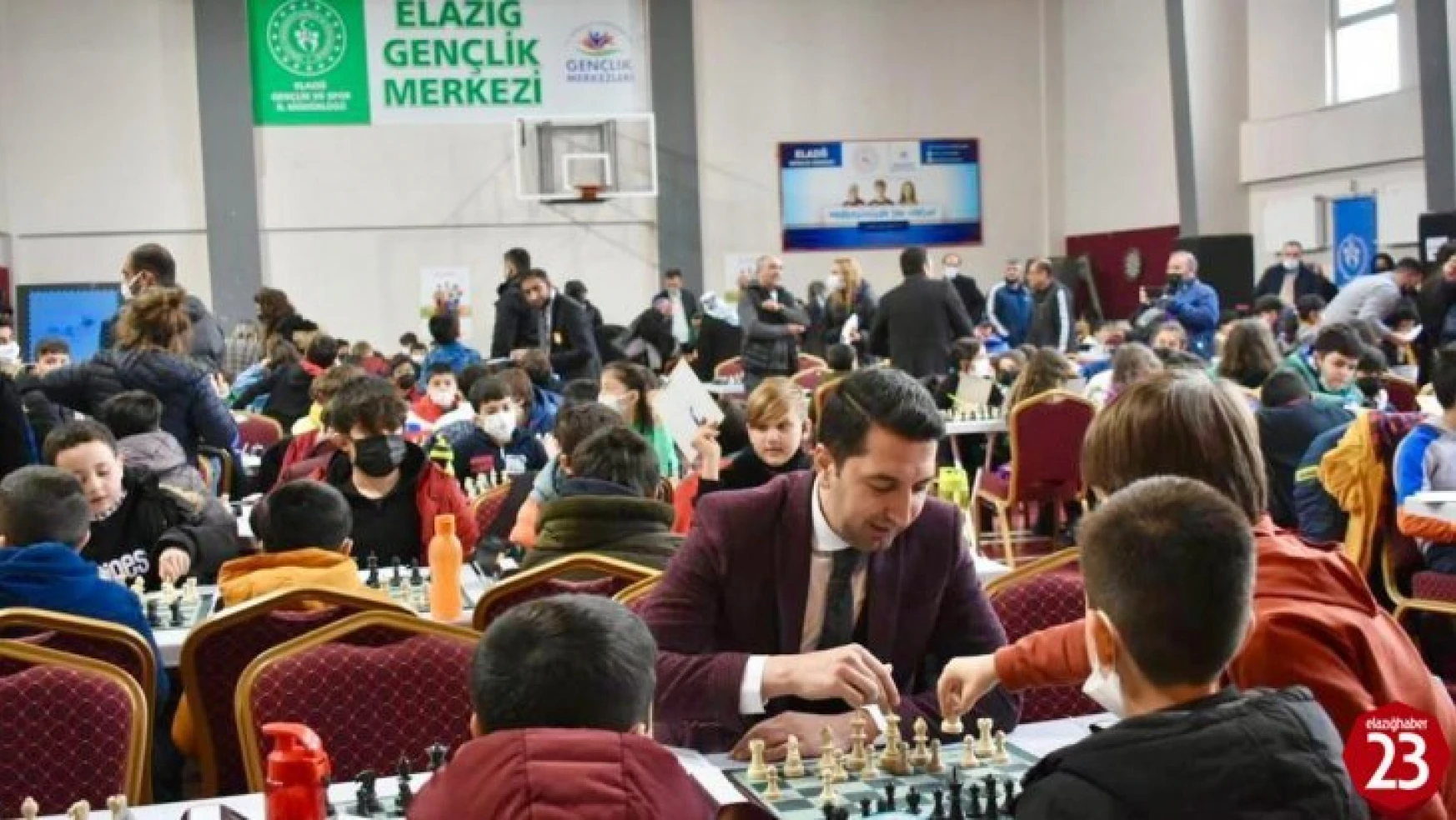 Elazığ'da 480 sporcunun katılımıyla satranç turnuvası başladı