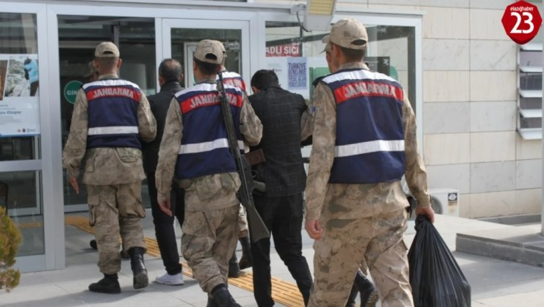Elazığ'da 5 kilo esrarla yakalanan  2 şüpheli tutuklandı