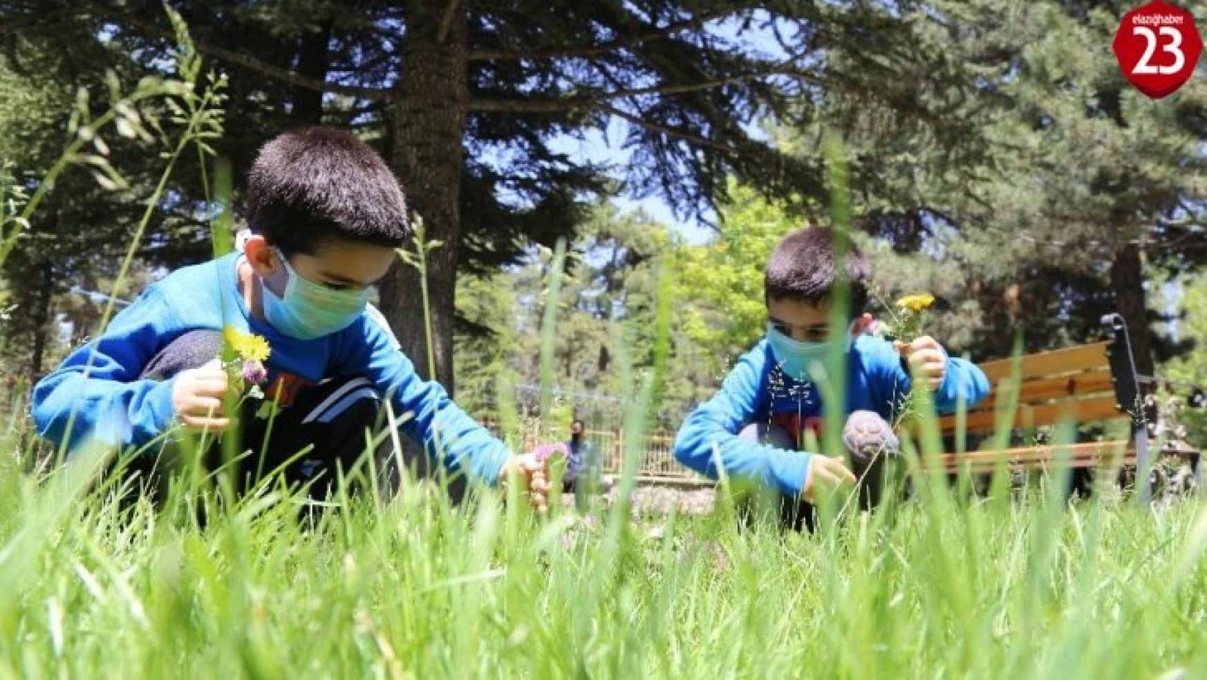 Elazığ'da 5 yaşındaki ikizler 4 saatlik izinde doyasıya eğlendi