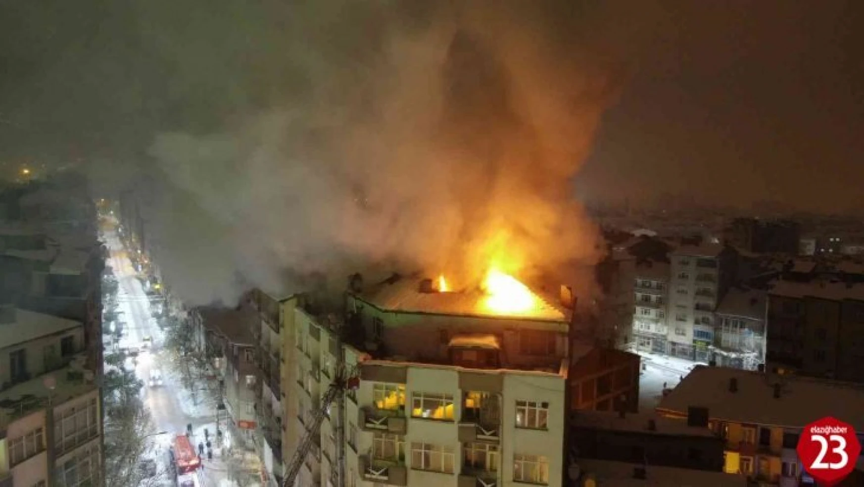 İcadiye Mahallesinde 6 Katlı Binada Korkutan Yangın, Ekiplerin Müdahalesi Sürüyor