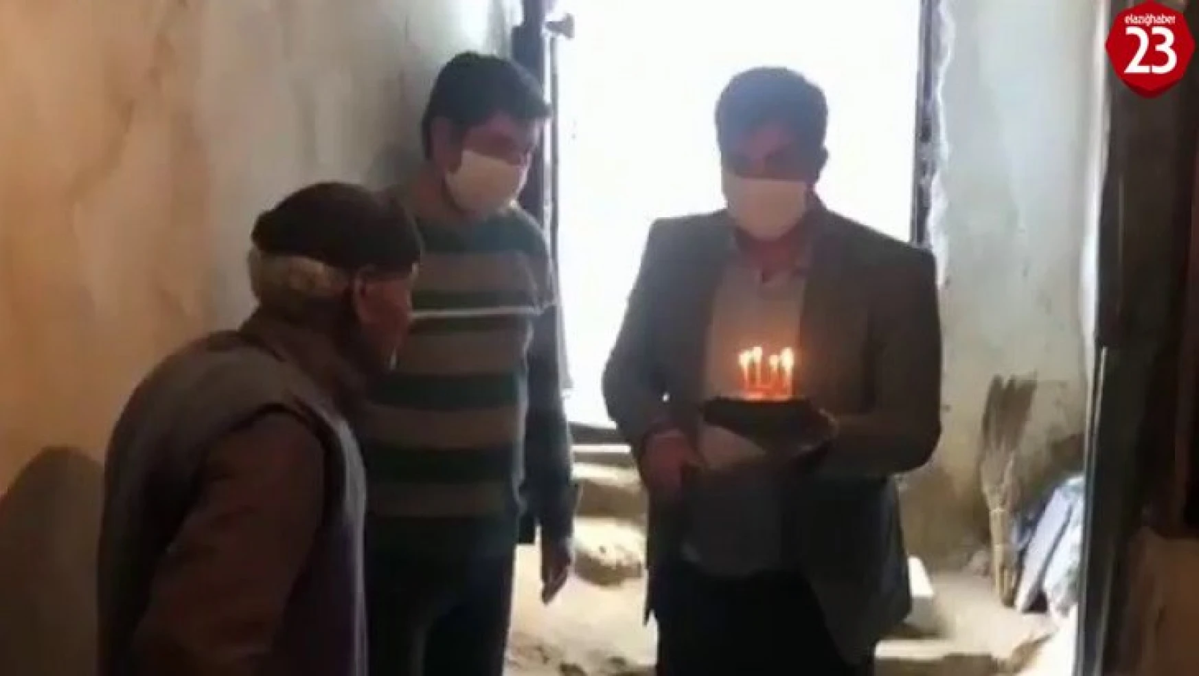 Elazığ'da 76 yaşına giren Saim  amcaya, sürpriz doğum günü