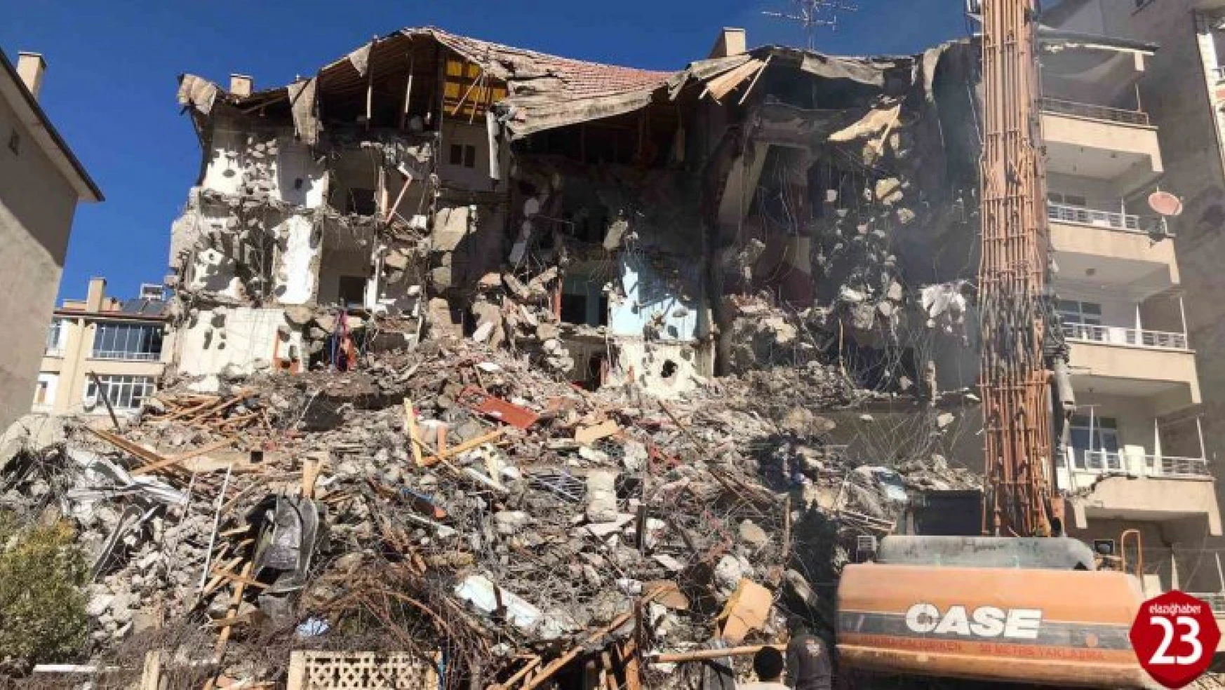 Elazığ'da ağır hasarlı binaların yıkımları sürüyor