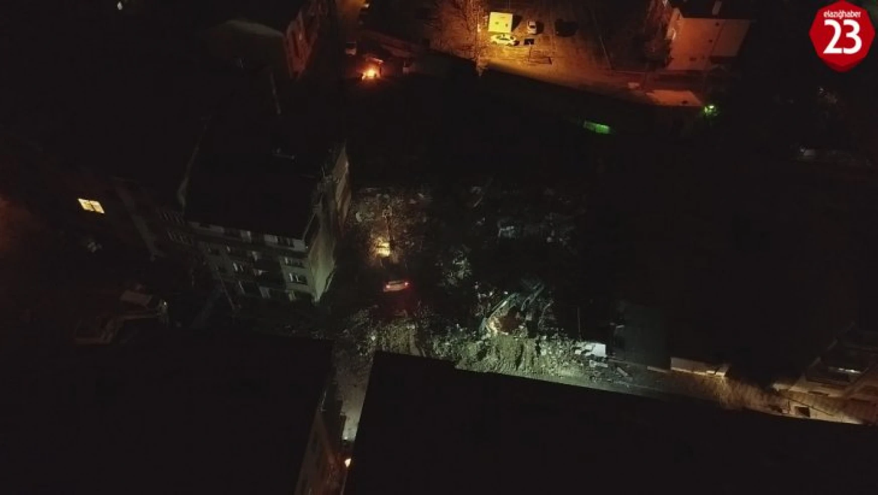 Elazığ'da ağır hasarlı binaların  yıkımı  geceleri de devam ediyor