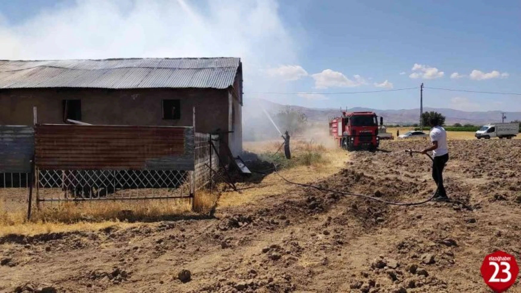 Elazığ'da ahır yangını: 18 büyükbaş kurtarıldı, 30 ton saman yandı