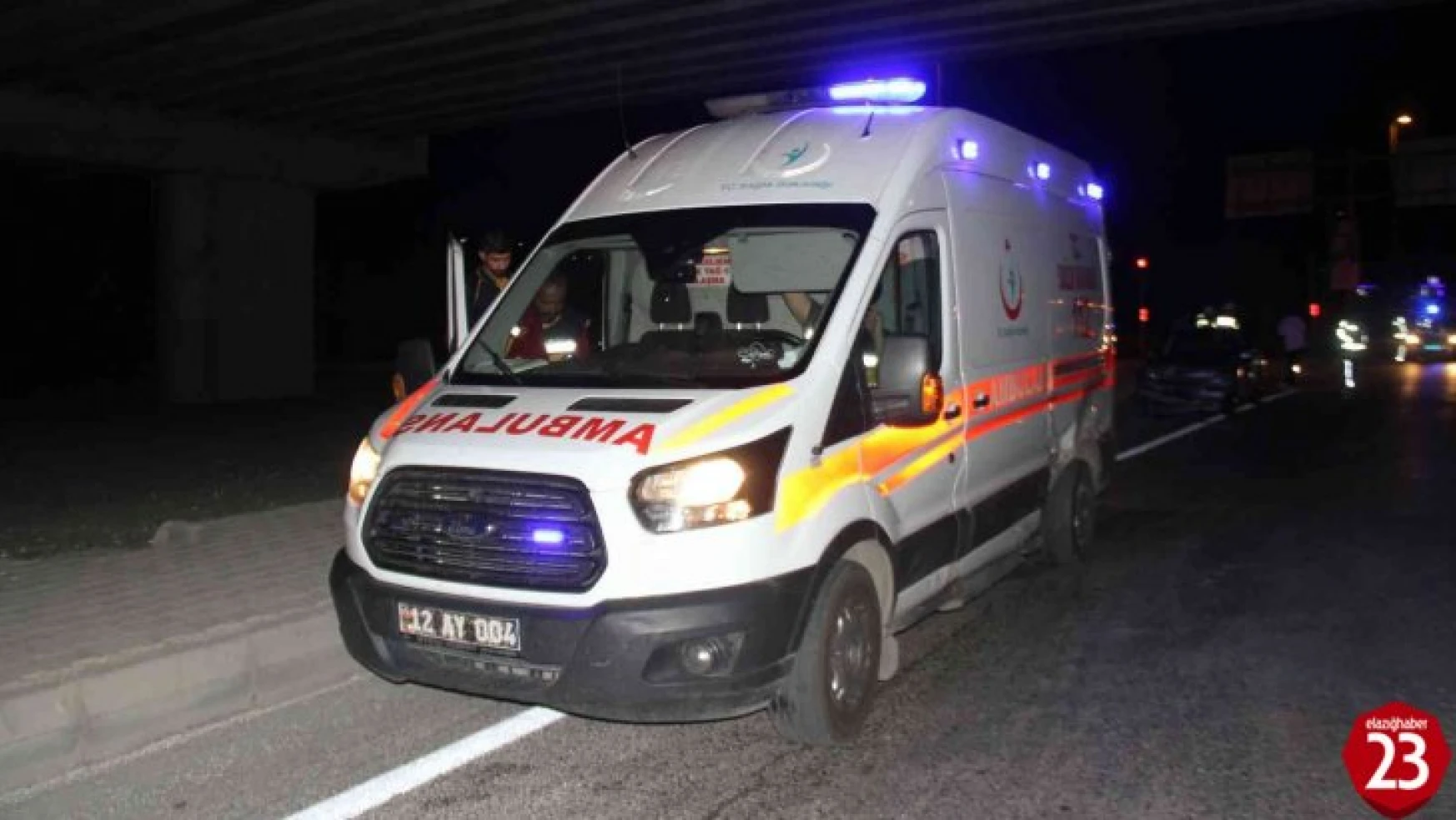 Elazığ'da Ambulans İle Otomobil Çarpıştı, 2 Yaralı