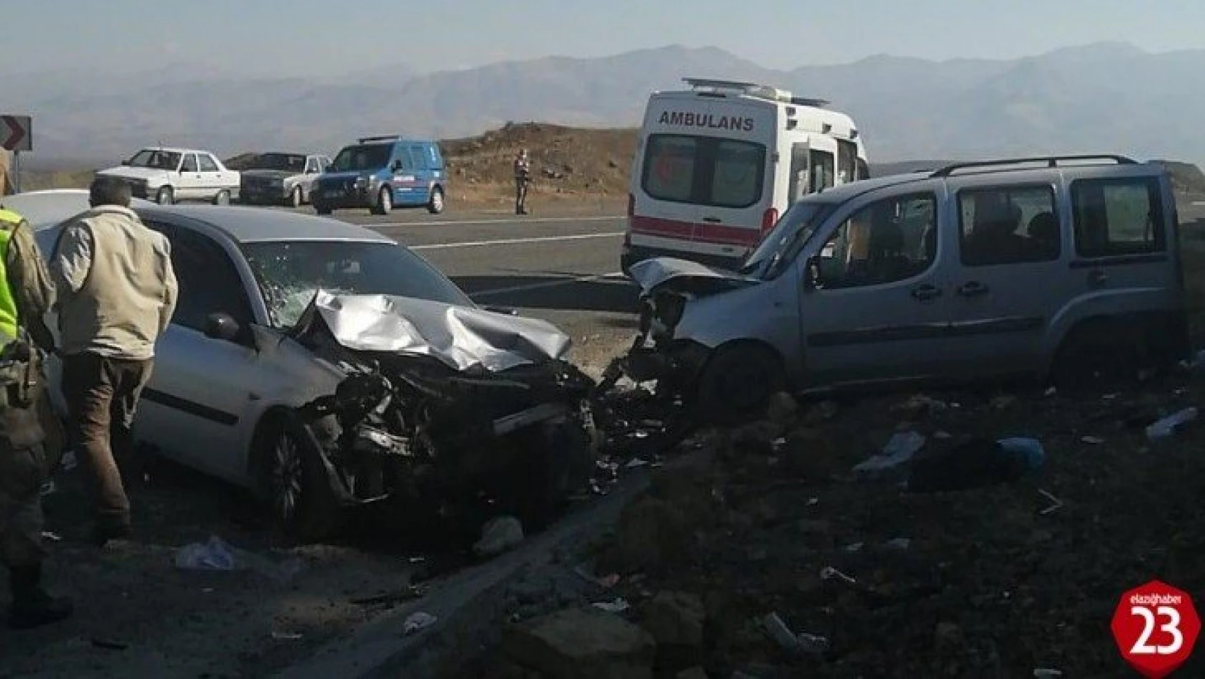 Elazığ'da araçlar kafa kafaya çarpıştı: 1 çocuk öldü, 7 kişi yaralandı
