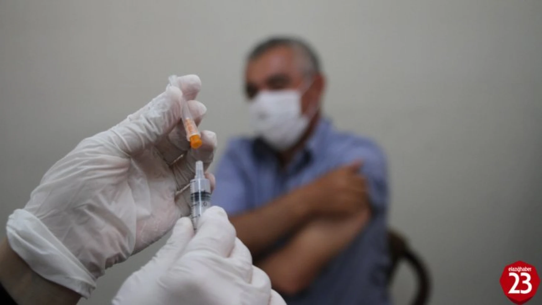 Elazığ'da aşı timleri sahada, görüştükleri herkesi ikna edip yerinde aşısını yapıyor