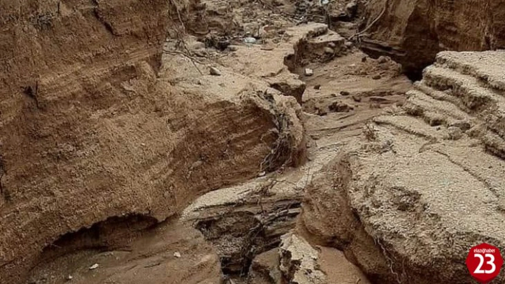 Elazığ'da aşırı yağışlar sonrası köy  yolu yarıldı