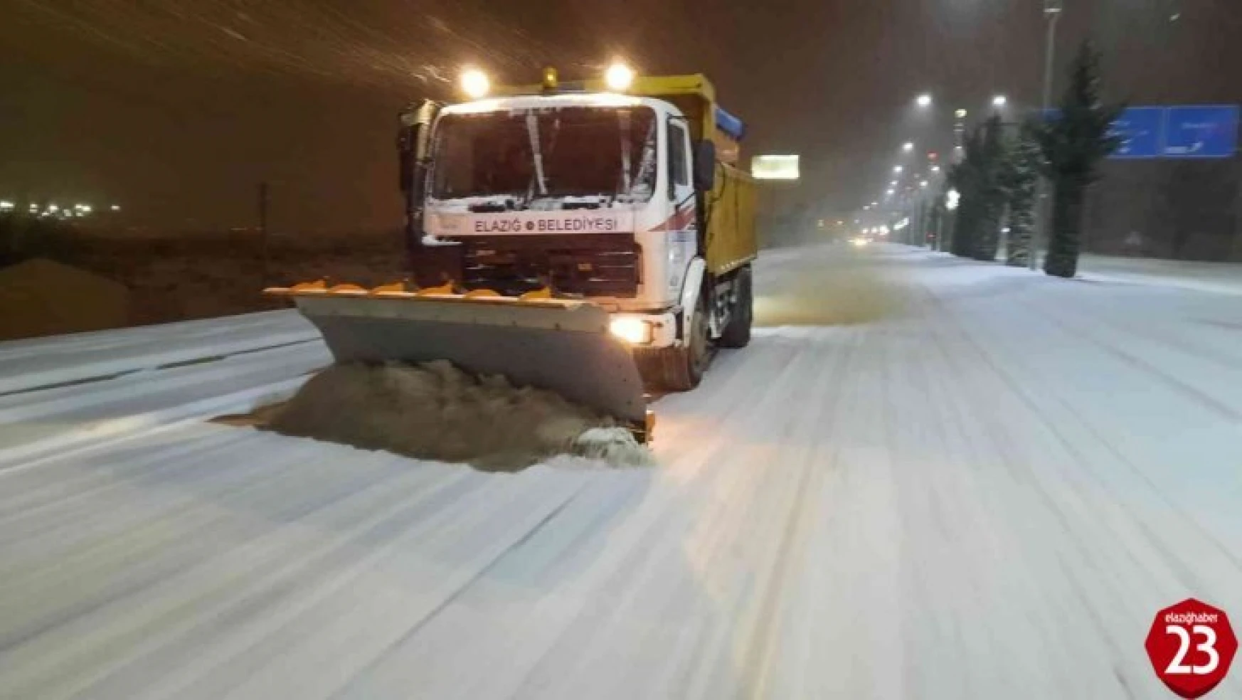 Elazığ'da belediye ekipleri gece de karla mücadelesini sürdürüyor