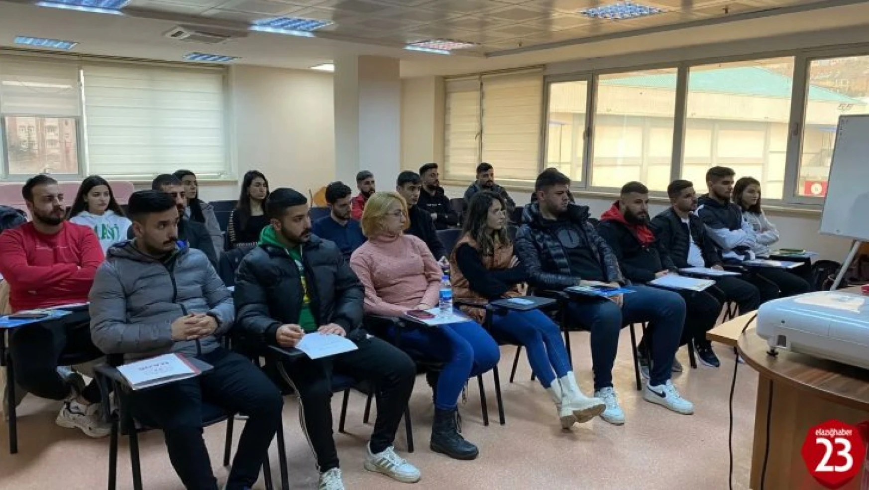 Elazığ'da boks aday hakemlik kursu devam ediyor