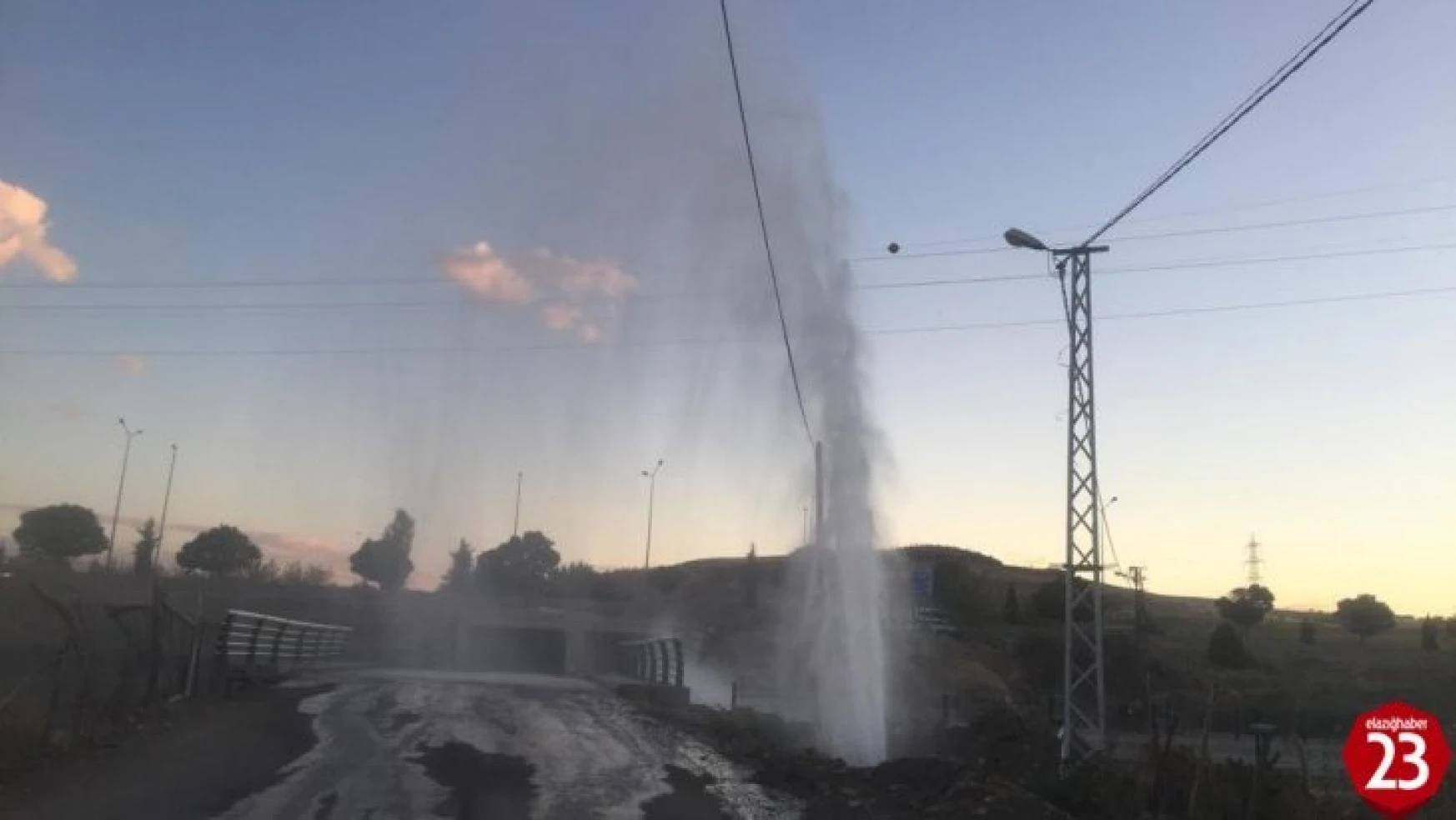 Elazığ'da Su Borusu Patladı, Araçlar Köprüden Geçmekte Zorlandı