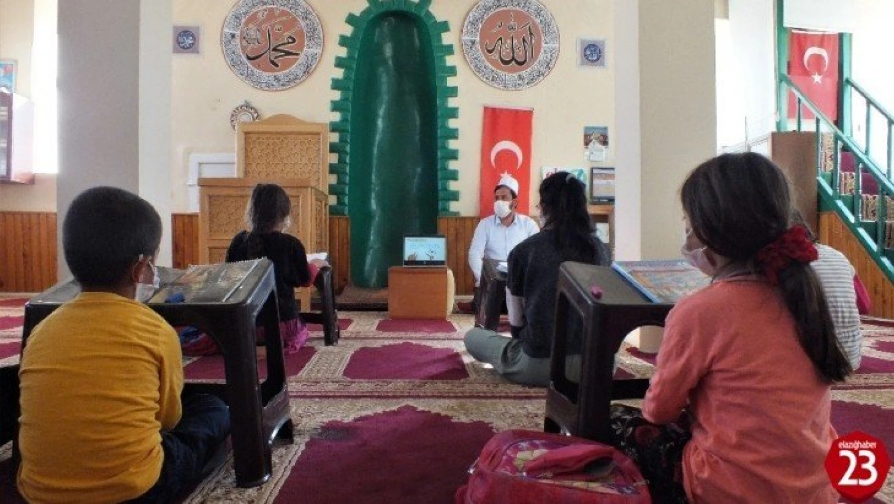 Elazığ'da cami depremzede öğrencilerin eğitim yuvası oldu