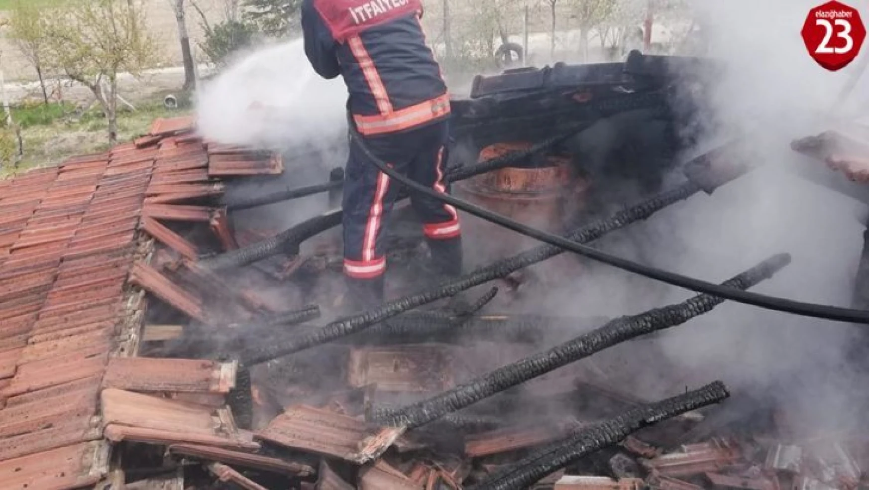 Elazığ'da çatı yangını