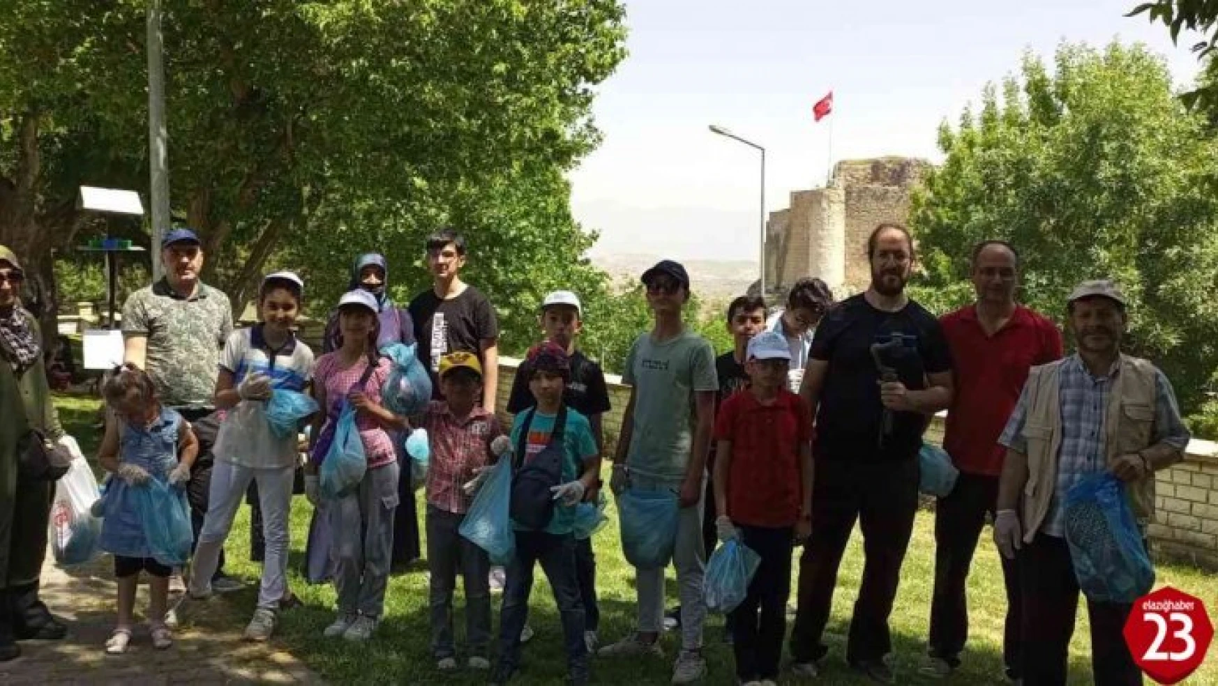 Elazığ'da çocuklar ve gönüllüler Harput'u temizledi