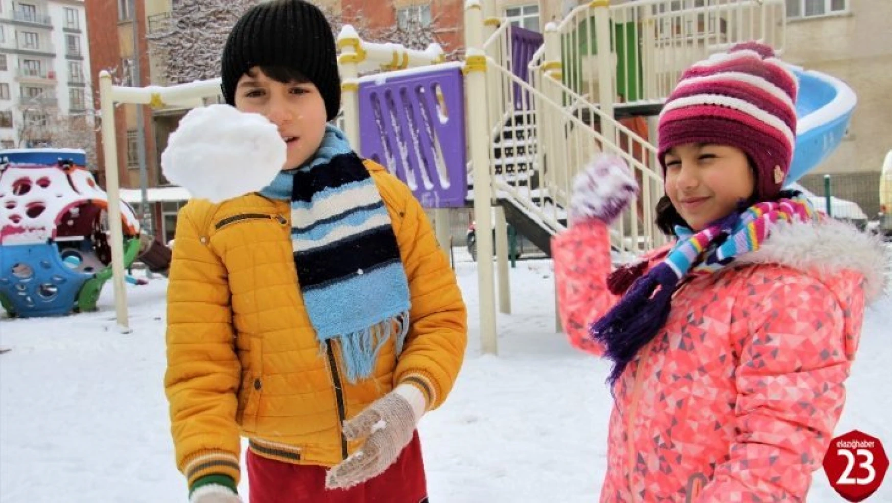 Elazığ'da çocukların kar sevinci