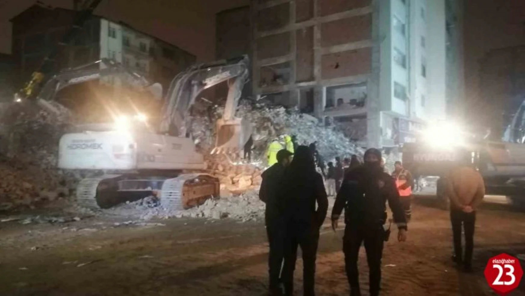 Elazığ'da çöken binada polis memurunun cansız bedenine ulaşıldı