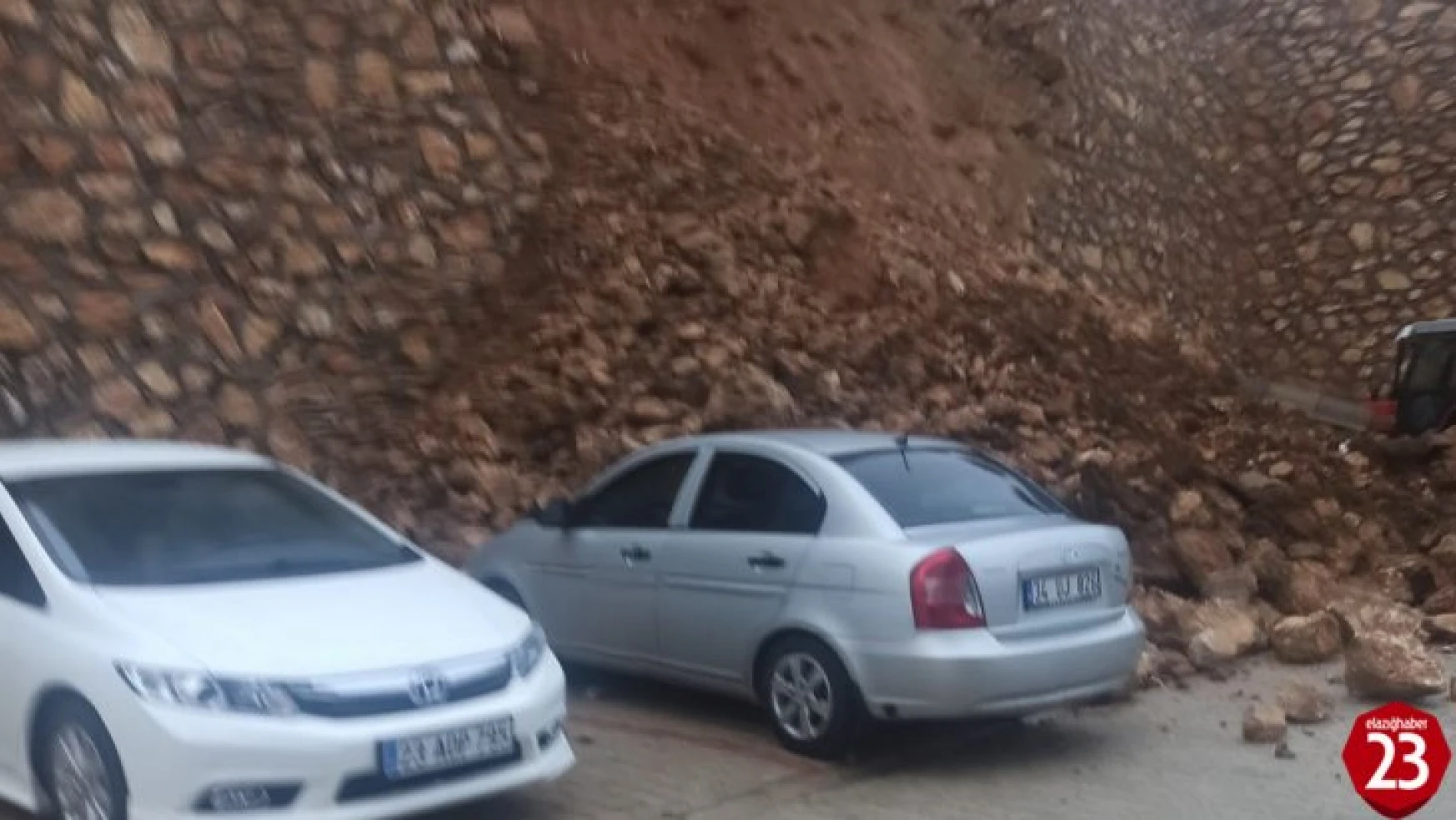 Elazığ'da çöken istinat duvarının altında kalan otomobil zarar gördü